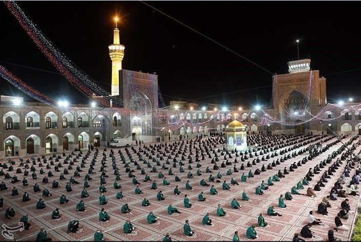 İmam Rıza'nın (a.s) Kutsal Türbesi Ziyaretçiye Açıldı