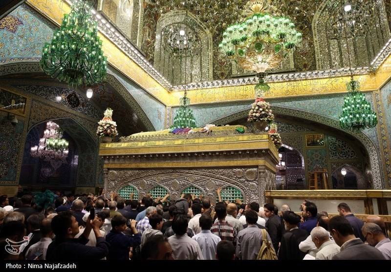 Hz. İmam Rıza (a.s) Türbesi Çiçeklerle Süslendirildi